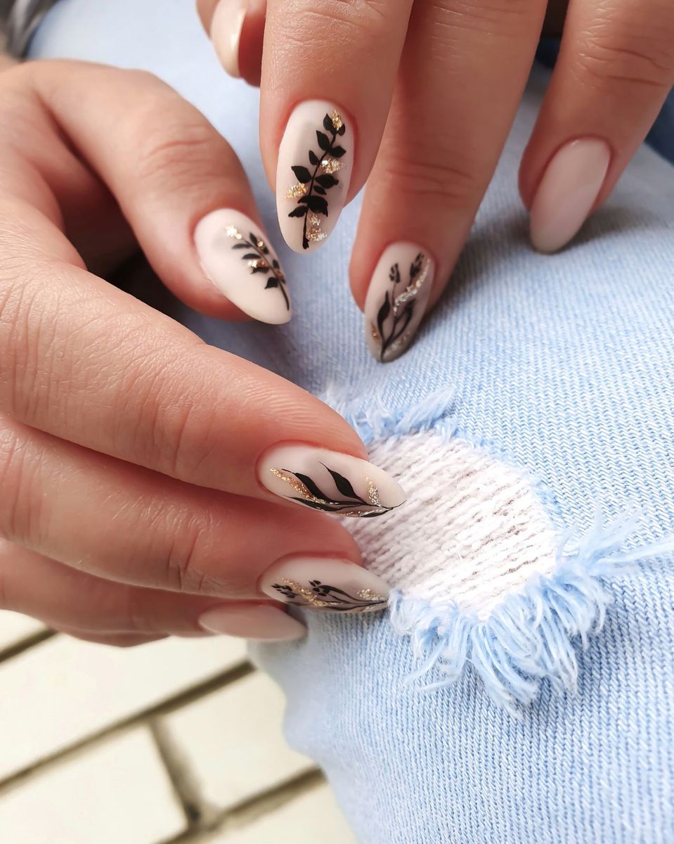 елегантен флорален маникюр